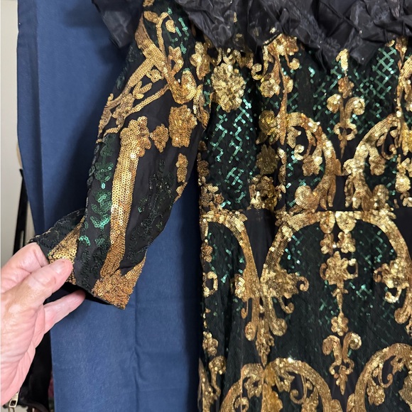 Elegant emerald Green and Gold Off-Shoulder Dress size 1XL - Picture 4 of 9